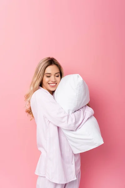 笑顔女性とともに閉じた目を持つ枕上のピンクの背景 — ストック写真