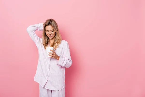 Mujer Sonriente Pijama Con Mano Cerca Cabeza Sosteniendo Taza Sobre — Foto de Stock