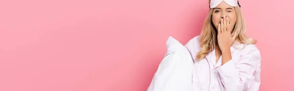 Young Woman Pajamas Blindfold Holding Pillow Yawning Pink Background Banner — Stock Photo, Image