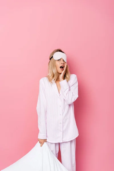 Shocked Woman Pajamas Blindfold Looking Camera While Holding Pillow Pink — Stock Photo, Image