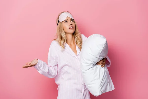 Mujer Confusa Pijama Mirando Hacia Arriba Sosteniendo Almohada Sobre Fondo — Foto de Stock