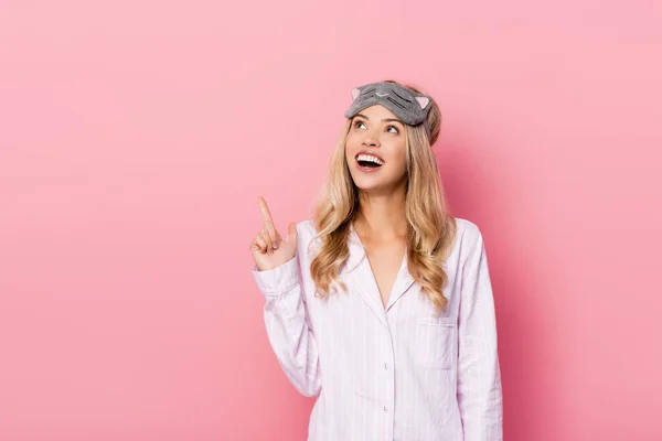 Excited Woman Blindfold Pajamas Pointing Finger Pink Background — Stock Photo, Image