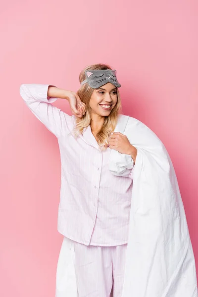 Jovem Mulher Pijama Venda Sorrindo Enquanto Segurando Cobertor Fundo Rosa — Fotografia de Stock