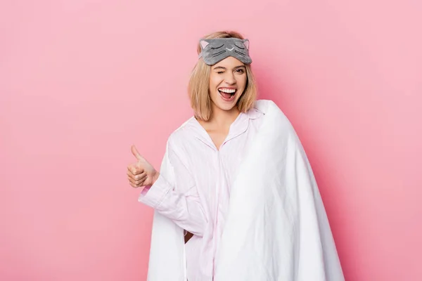 Mujer Alegre Pijama Manta Guiñando Mostrando Como Sobre Fondo Rosa —  Fotos de Stock