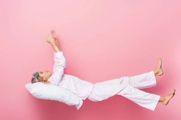 Jovem Mulher Pijama Deitada Travesseiro Fundo Rosa — Fotografia de Stock