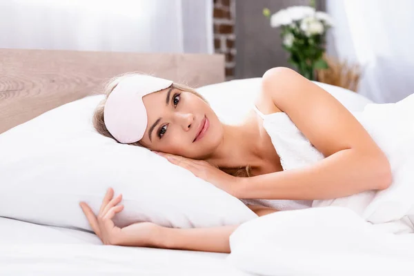 Jonge Vrouw Blinddoek Glimlachen Camera Terwijl Liggend Bed — Stockfoto