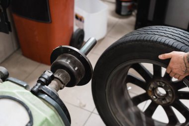 Denge kontrol makinesinin yanındaki mekanik tutuş çarkının kırpılmış görüntüsü