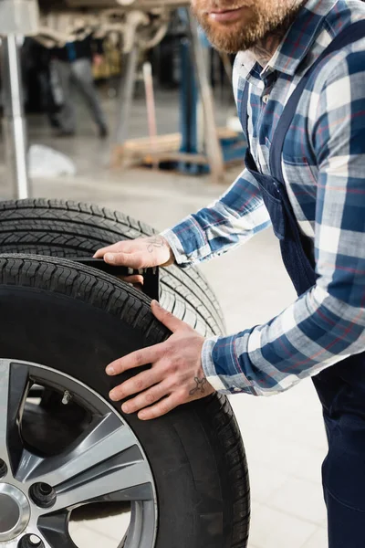 Partial View Man Taking Car Wheel Workshop — Stock Photo, Image