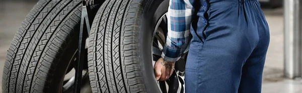 Vue Partielle Réparateur Prenant Roue Voiture Dans Atelier Bannière — Photo