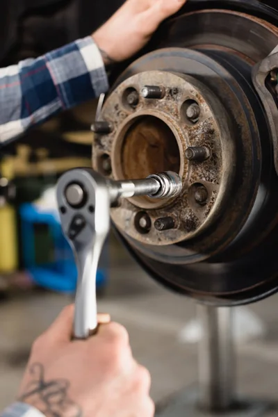 Cropped View Mechanic Fixing Wheel Hub Wrench Blurred Foreground — Stock Photo, Image