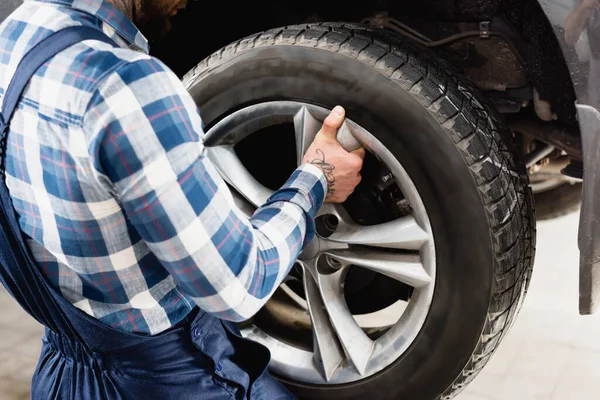 Vue Partielle Technicien Fixant Roue Voiture Dans Atelier — Photo