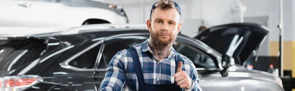 Young Mechanic Showing Thumb While Looking Camera Workshop Banner — Stock Photo, Image