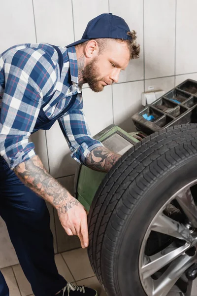 Young Repairman Examining Wheel Balance Control Equipment — Stock Photo, Image