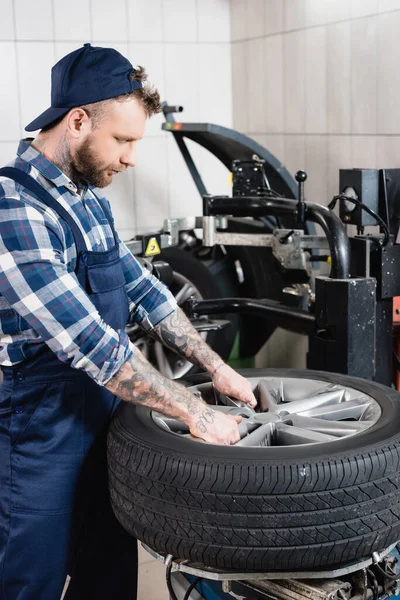 Tattooed Technician Putting Wheel Tire Changing Machine Workshop — Stock Photo, Image