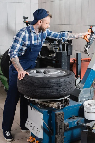 Young Mechanic Working Tire Replacement Machine Workshop — Stock Photo, Image