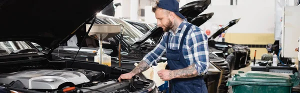 Técnico Segurando Pano Enquanto Estiver Perto Compartimento Motor Carro Banner — Fotografia de Stock