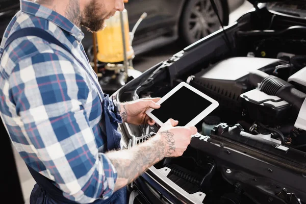 Vue Recadrée Technicien Tenant Une Tablette Numérique Près Compartiment Moteur — Photo