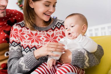 Mutlu anne karnını doyurur oğlunu mutlu kocanın yanında 