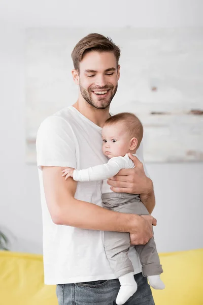 Glücklicher Vater Lächelt Während Den Kleinen Jungen Arm Hält — Stockfoto
