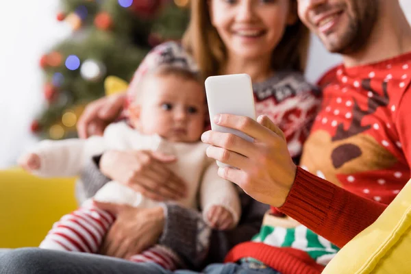 Man Taking Selfie Wife Baby Son Blurred Background — Stock Photo, Image