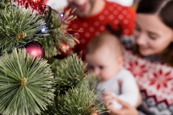 Zdobené Vánoční Strom Blízkosti Rozmazané Rodiny Pozadí — Stock fotografie