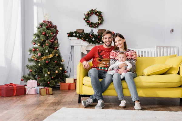 Familia Feliz Con Bebé Niño Sentado Sofá Cerca Del Árbol — Foto de Stock