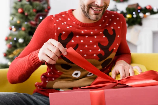 Vista Ritagliata Dell Uomo Allegro Maglione Rosso Che Tiene Nastro — Foto Stock