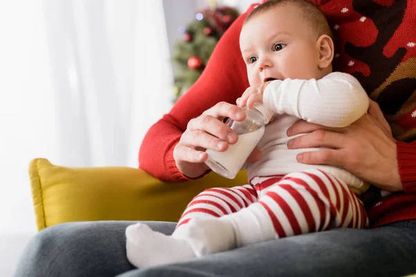 Padre Che Allatta Figlio Neonato Mentre Tiene Mano Biberon Con — Foto Stock