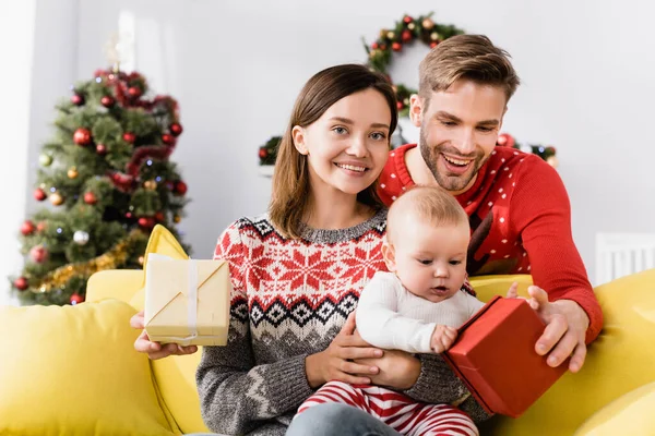 Parents Joyeux Tenant Enveloppé Cadeaux Noël Près Fils Bébé — Photo