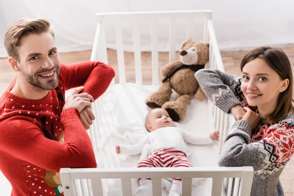 Visão Alto Ângulo Pais Felizes Olhando Para Câmera Perto Menino — Fotografia de Stock