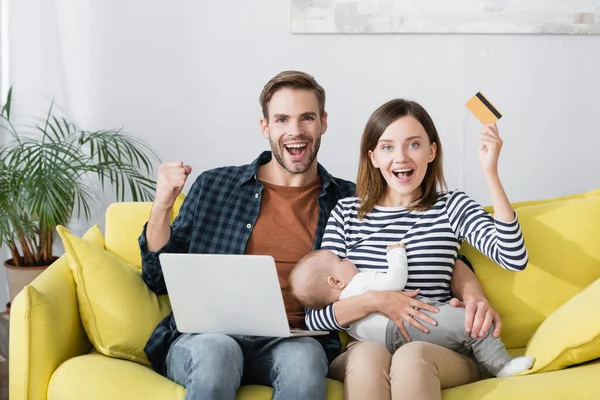 Mujer Alegre Con Hijo Pequeño Sosteniendo Tarjeta Crédito Cerca Marido —  Fotos de Stock