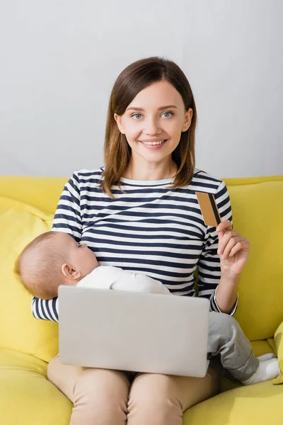Cheerful Woman Infant Son Holding Credit Card Laptop Blurred Foreground — Stock Photo, Image