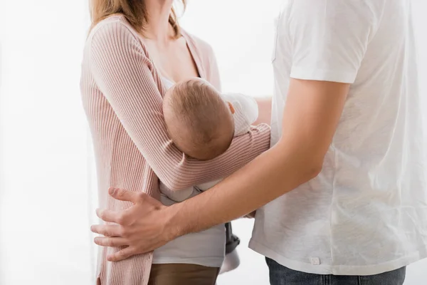 有爱心的妇女抱着男婴靠近丈夫的剪影 — 图库照片