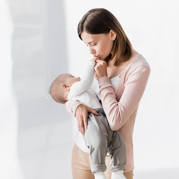 Donna Che Trasporta Bambino Ragazzo Baci Minuscola Mano — Foto Stock