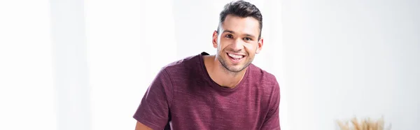 Jovem Sorrindo Para Câmera Casa Banner — Fotografia de Stock