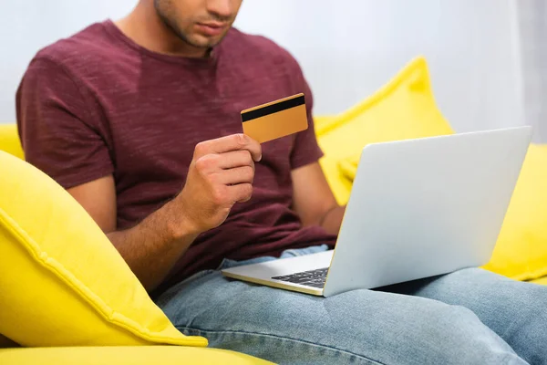 Cropped View Young Man Holding Credit Card Using Laptop Couch — Stock Photo, Image