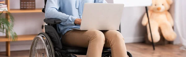 Vista Cortada Psicólogo Com Deficiência Usando Laptop Com Escritório Desfocado — Fotografia de Stock