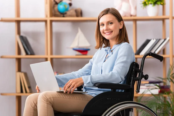 Glückliche Psychologin Mit Laptop Die Rollstuhl Auf Verschwommenem Hintergrund Die — Stockfoto