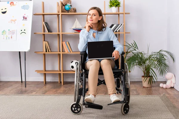 Positive Psychologin Zeigt Laptop Mit Leerem Bildschirm Während Sie Rollstuhl — Stockfoto