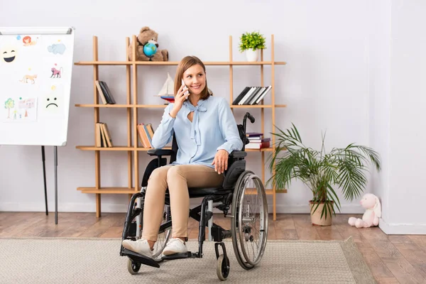 Full Längd Leende Psykolog Pratar Mobiltelefon Medan Sitter Rullstol Kontoret — Stockfoto