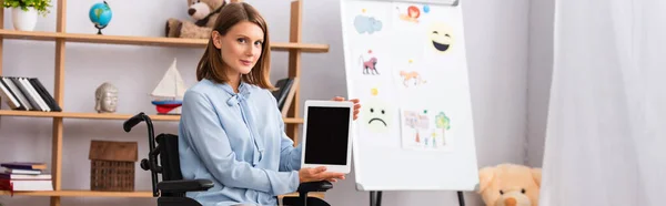 Psicóloga Que Muestra Tableta Digital Con Pantalla Blanco Mientras Está — Foto de Stock