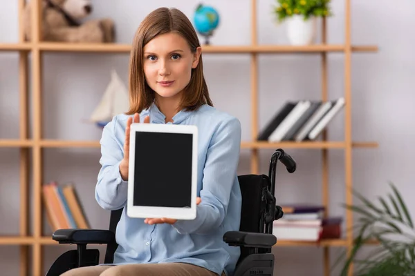 Psicóloga Positiva Mostrando Tableta Digital Sentada Silla Ruedas Sobre Fondo — Foto de Stock