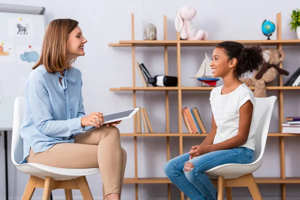 Lächelndes Afrikanisch Amerikanisches Mädchen Beim Anblick Eines Psychologen Mit Digitalem — Stockfoto