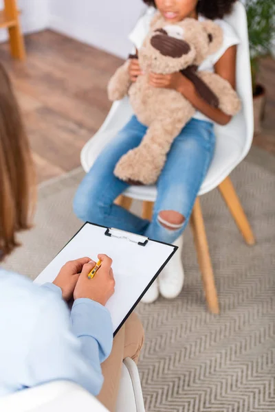 Cropped View Psychologist Writing Clipboard Consultation Blurred African American Girl — Stock Photo, Image