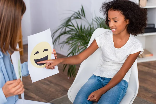 Smiling African American Girl Pointing Finger Happy Expression Paper Psychologist — Stock Photo, Image