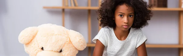 Afectada Chica Afroamericana Con Autismo Mirando Cámara Cerca Oso Peluche — Foto de Stock