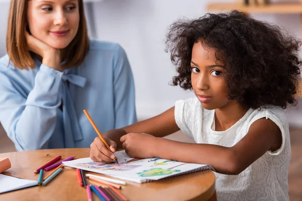 African American Girl Looking Camera While Drawing Colored Pencils Positive — Stock Photo, Image