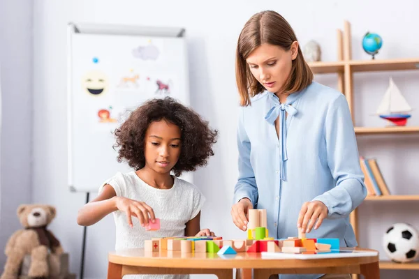 Psicólogo Falando Com Menina Americana Africana Brincando Com Blocos Madeira — Fotografia de Stock