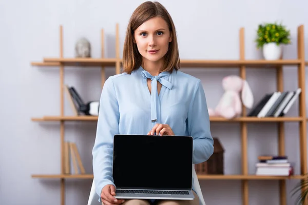 Psikolog Positif Melihat Kamera Saat Menampilkan Laptop Dengan Layar Kosong — Stok Foto