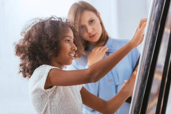 Sorrindo Menina Americana Africana Perto Whiteboard Com Psicólogo Desfocado Fundo — Fotografia de Stock